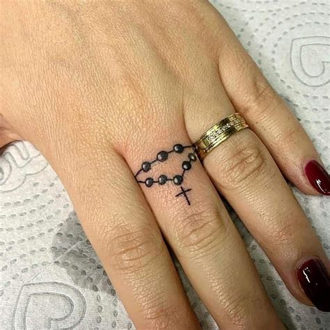 Tatuaje pequeño de rosario 